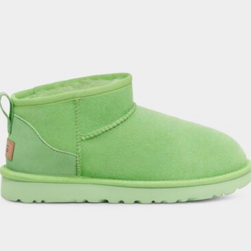 Short Uggs (parakeet green - exclusive) W size 9